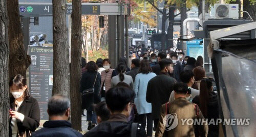 13일 서울 시청역 주변 거리에 점심시간 식사를 하려는 직장인 등이 몰려나와 있다. <연합뉴스>
